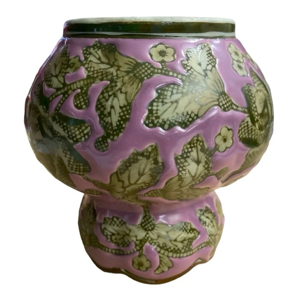 China Blue Fine Porcelain Seymour
Mann Pot Vase Pink W/ Green
Floral Design - Picture 10 of 16